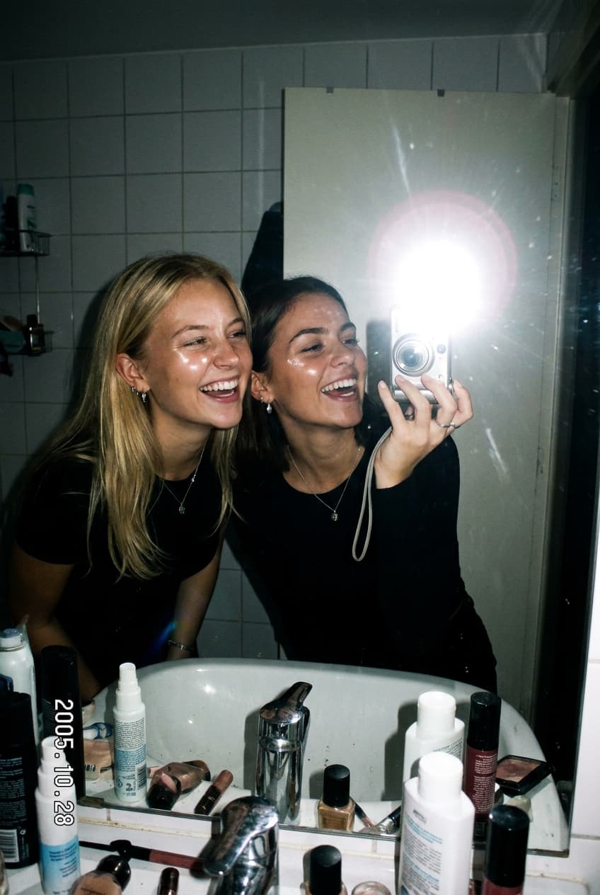 Spiegel-selfie met digicam in de badkamer, 2005.10.28